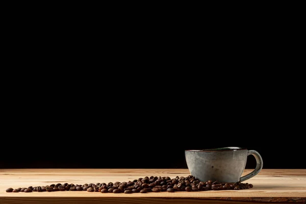 Ručně vyráběný šálek s kávou na stole — Stock fotografie