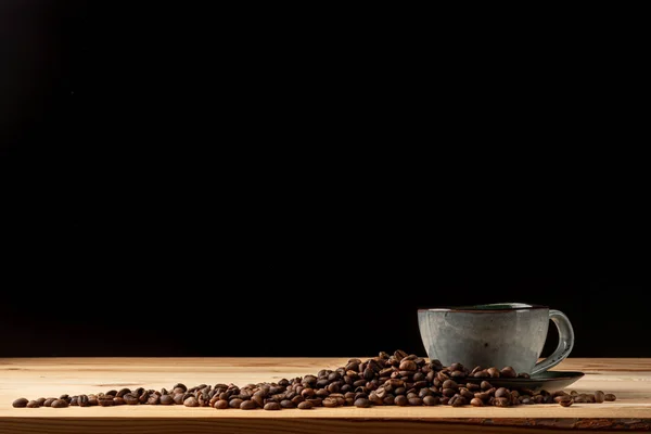Håndlavet kop med kaffe på bordet - Stock-foto