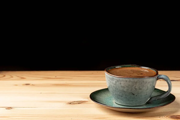Taza hecha a mano con café en la mesa — Foto de Stock