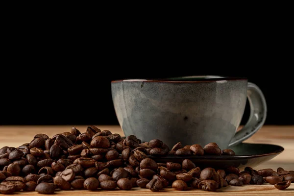 Copo artesanal com café na mesa — Fotografia de Stock