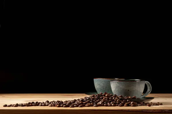 Taza hecha a mano con café en la mesa — Foto de Stock