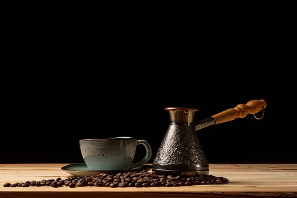 Cevada de cobre com café na mesa — Fotografia de Stock