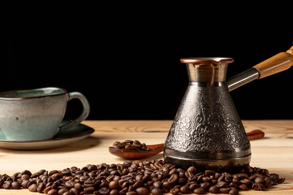 Cevada de cobre com café na mesa — Fotografia de Stock