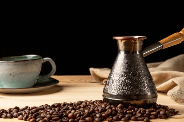 Cevada de cobre com café na mesa — Fotografia de Stock