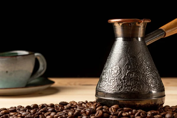 Cevada de cobre com café na mesa — Fotografia de Stock