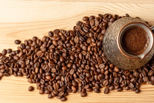 Cevada de cobre com café na mesa — Fotografia de Stock