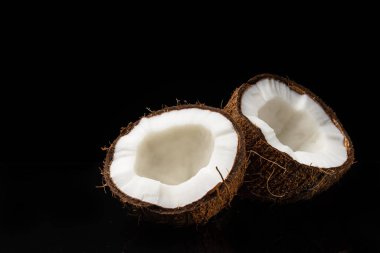 Siyah arka planda hindistan cevizi