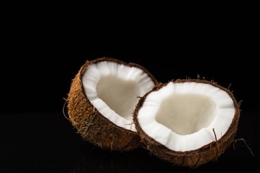 Siyah arka planda hindistan cevizi