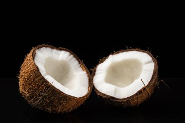 Siyah arka planda hindistan cevizi