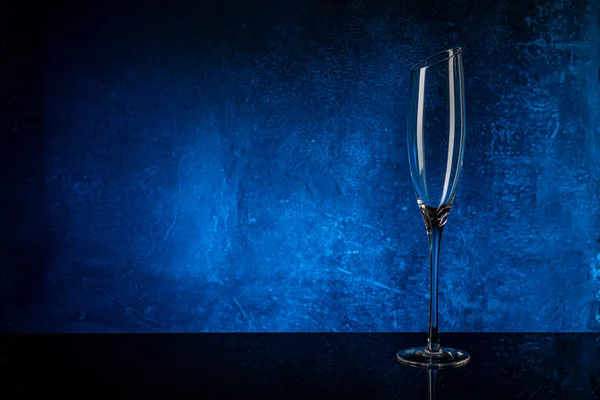 Champagne glas på en svart spegelyta — Stockfoto