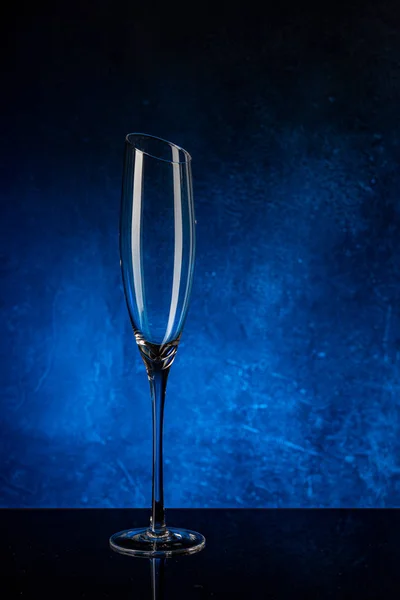 Бокал шампанского на поверхности черного зеркала — стоковое фото
