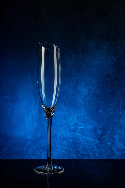 Champagne glas på en svart spegelyta — Stockfoto