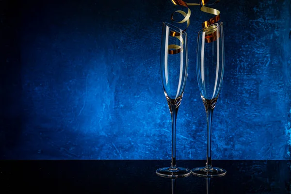 Dos copas de champán en una superficie de espejo negro Fotos De Stock