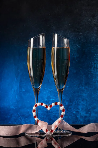 Two glasses with champagne on a black mirror surface — Stock Photo, Image