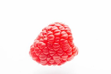 Beyaz arka planda olgun ahududular