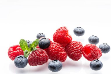 Beyaz arka planda olgun yabanmersinleri