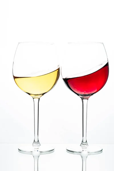 Deux verres avec du vin sur fond blanc — Photo