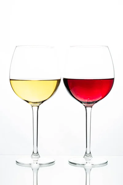 白を基調としたワイングラス2つ — ストック写真