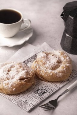 Kahvaltı için elmalı ve tarçınlı kremalı kek. Sabah gazetesine taze siyah espresso. İyi bir başlangıç için.