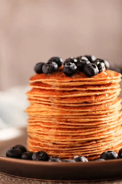 Pancake Amerika Bulat Dengan Madu Dan Blueberry Untuk Liburan Minggu — Stok Foto