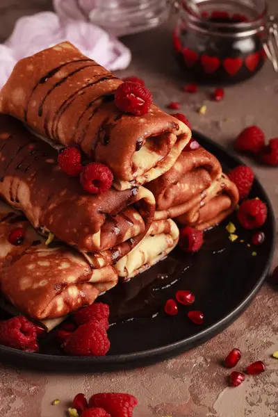 Pancake Manis Dengan Isian Keju Cottage Dituangkan Dengan Topping Coklat — Stok Foto