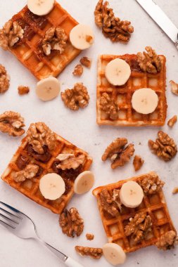 Kahvaltı ya da öğle yemeği için soslu taze Viyana waffleları. Bal, fındık, taze meyve ve muz sağlıklı bir atıştırmalık için mükemmeldir.