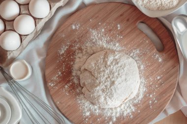 Hamur hazırlama, pişirme, turta, pasta, herhangi bir şekerleme. Hafif arkaplanda pişirmek için yumurta, un, ekşi krema, süt, şeker ve tuz