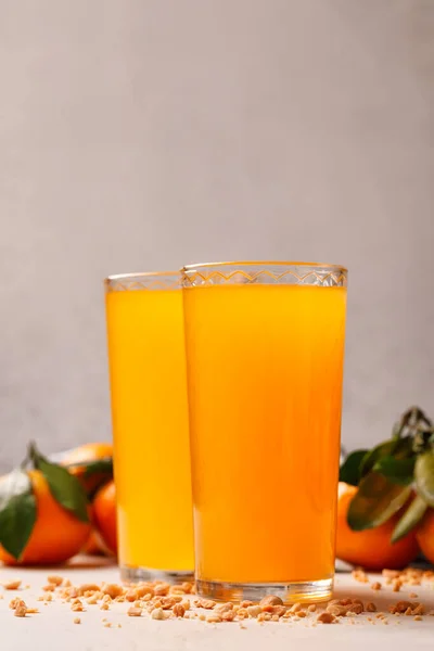 Два Бокала Свежим Апельсиновым Соком Сок Орехами Заднем Плане Светлый — стоковое фото