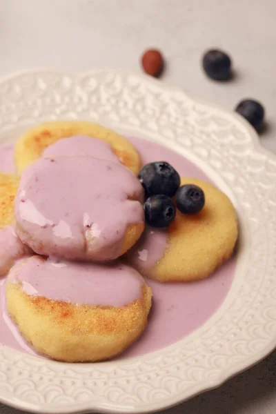 Sarapan Pancake Dan Yoghurt Buah Beri Dan Kacang Segar Blueberry — Stok Foto