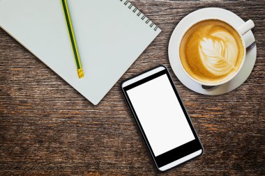 kahve defter telefon ahşap masa doku ile yukarıda 