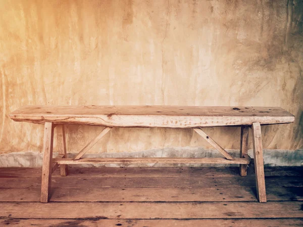 Vazio cadeira de madeira velha e parede de cimento vintage — Fotografia de Stock