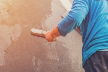 Adam sıvacı şap beton çimento co binada duvar üzerinde