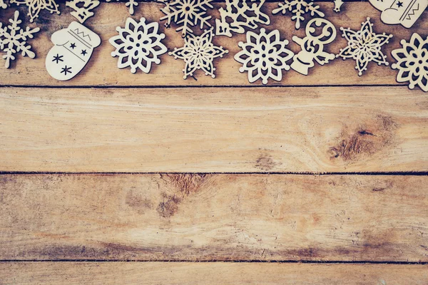 Χριστουγεννιάτικη διακόσμηση με ξύλο νιφάδα χιονιού σε τραπέζι με αντίγραφο spac — Φωτογραφία Αρχείου