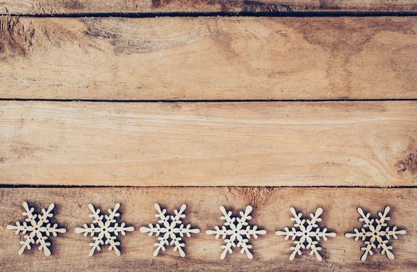 Kerstdecoratie met hout sneeuwvlok op tafel met kopie vriendelij — Stockfoto