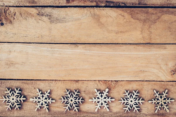 Kerstdecoratie met hout sneeuwvlok op tafel met kopie vriendelij — Stockfoto