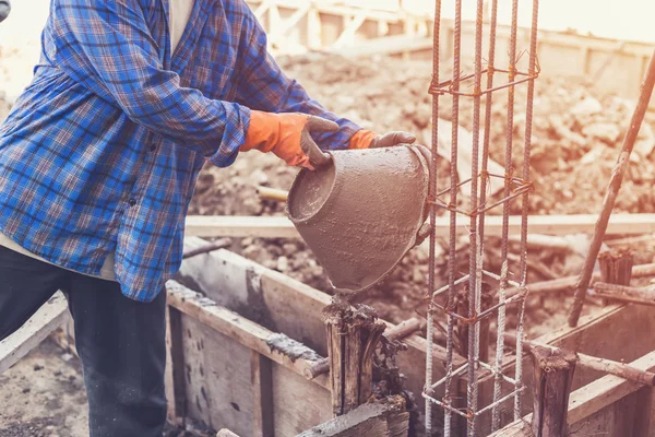 男性労働者 vi 構造用セメント モルタルの石膏を混合 — ストック写真