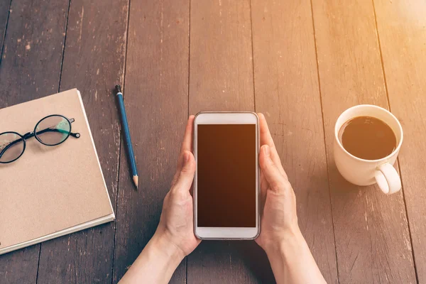 Close-up van de hand Aziatische vrouw met behulp van de telefoon in coffeeshop- en sunligh — Stockfoto