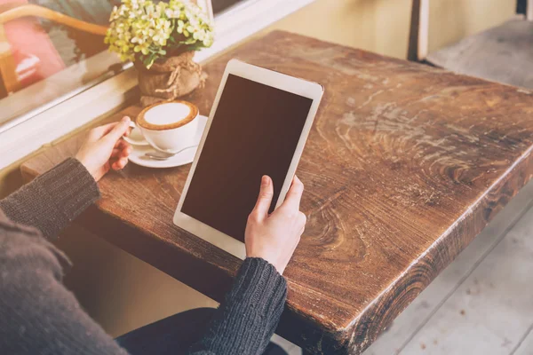 Nära håll handen asiatisk kvinna använda tablet PC i kafé w — Stockfoto