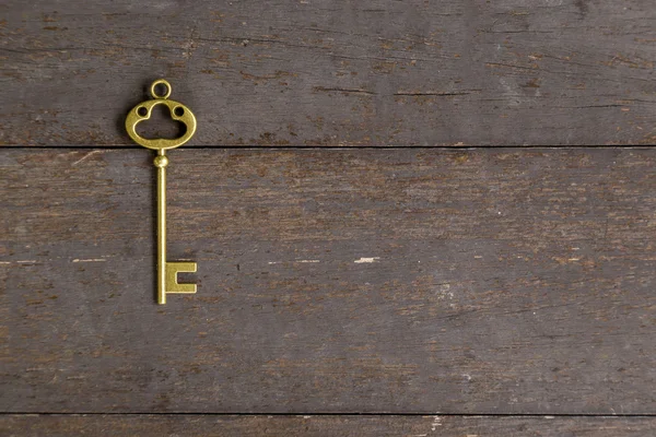 Vieja llave vintage sobre fondo de madera con espacio — Foto de Stock