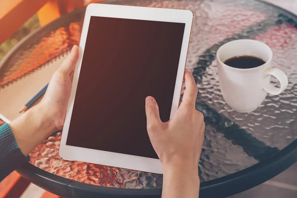 Hand Frau mit Tablette auf Tisch in Café mit Vintage-Tonne — Stockfoto