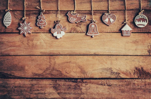 Kerstdecoratie opknoping op houten achtergrond met ruimte — Stockfoto