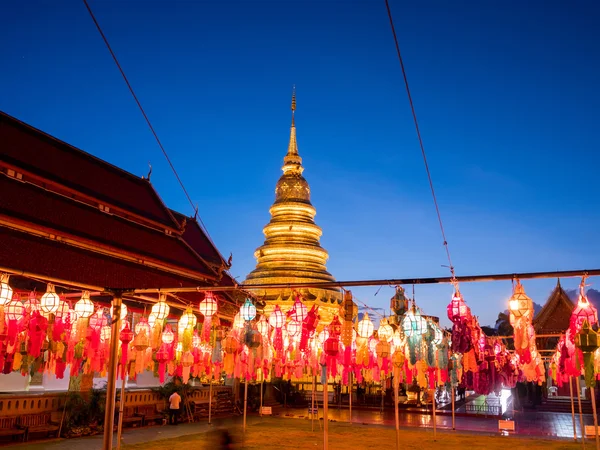 Barevné lampy a lucerny v Loi Krathong Wat Phra že Haripunc — Stock fotografie