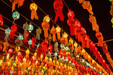 Renkli lamba ve Loi Krathong Wat Phra ki Haripunc fener