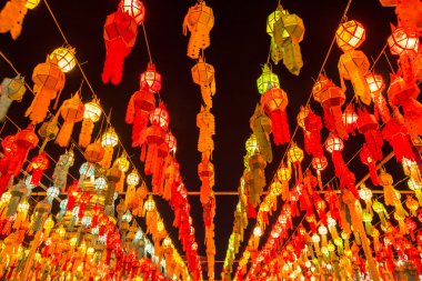 Renkli lamba ve Loi Krathong Wat Phra ki Haripunc fener