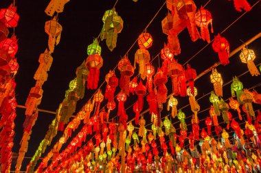 Renkli lamba ve Loi Krathong Wat Phra ki Haripunc fener