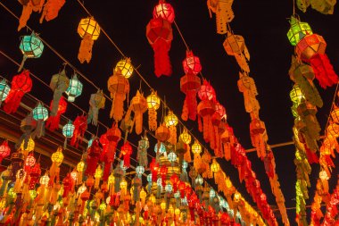 Renkli lamba ve Loi Krathong Wat Phra ki Haripunc fener