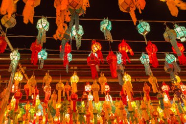 Renkli lamba ve Loi Krathong Wat Phra ki Haripunc fener