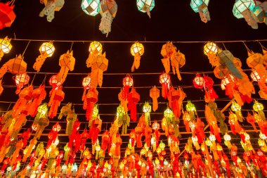 Renkli lamba ve Loi Krathong Wat Phra ki Haripunc fener