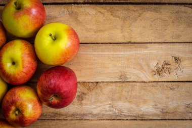 ahşap arka plan doku metin için yer ile kırmızı elma
