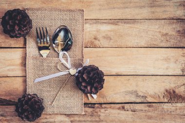 Noel tablo yer ayarını ve Gümüş eşyalar, çam kozalakları sp ile